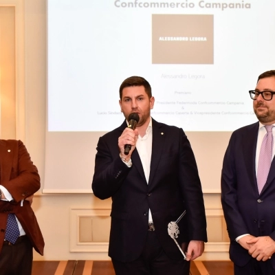 Alessandro Legora riceve il Premio Giovani Imprenditori Confcommercio Campania in qualità di esponente di una delle più importanti realtà imprenditoriali regionali