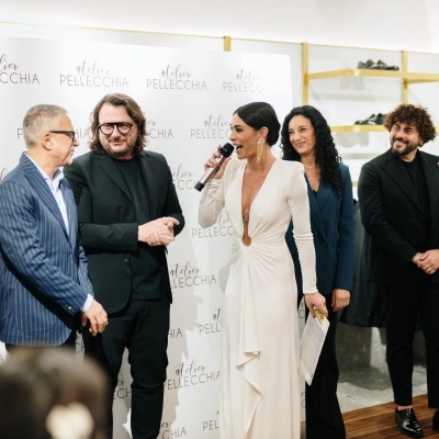 Grande successo per la sfilata di presentazione della collezione sposo e cerimonia donna 2024 presso l'Atelier Pellecchia condotta da Fabiola Cimminella. Ospite speciale il giornalista Carlo Alvino