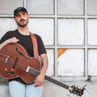 IL CANTAUTORE LORENZO IN TOUR CON LA SUA MUSICA 