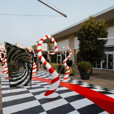 UN INEDITO PERCORSO SCENOGRAFICO CELEBRA TIM BURTON A TORINO OUTLET VILLAGE