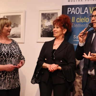 Grande successo per l’inaugurazione della mostra fotografica di Paola Volpe a Ferrara con tanti ospiti