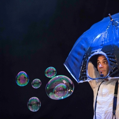 Teatro Dei Piccoli di NAPOLI:  sabato 13 aprile ore 11 in scena per bambini e famiglie le BOLLE DI SAPONE di Michele Cafaggi nello spettacolo L'OMINO DELLA PIOGGIA