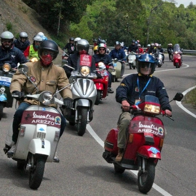 Da Arezzo a Poppi il raduno VespArezzo accende i motori