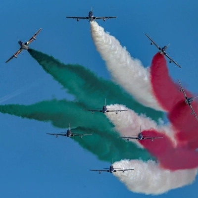 Le acrobazie delle Frecce Tricolori nel cielo di Trani il 12/5