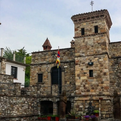 Echi Medioevali: Scopri il Borgo di Votigno di Canossa e la Casa del Tibet nell'Appennino Reggiano