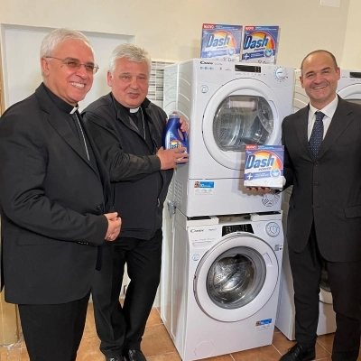 PROCTER & GAMBLE E HAIER EUROPE CON L’ELEMOSINERIA APOSTOLICA E LA COMUNITÀ DI SANT’EGIDIO DONANO AI POVERI DI CATANIA LA “LAVANDERIA DI PAPA FRANCESCO”