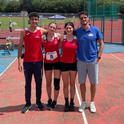 Tre ragazzi dell’Alga Atletica Arezzo in evidenza con la maglia della Toscana