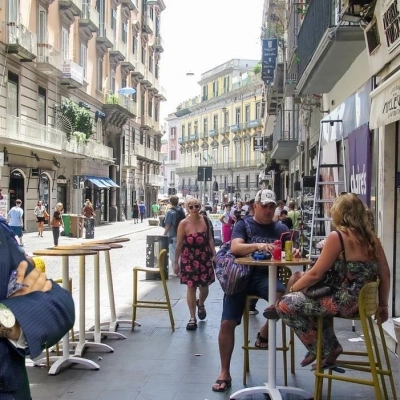 La Napoli da disciplinare: è lotta ai tavolini selvaggi, non ai tavolini. Gianni Lepre: “Una cosa è l’uso, un’altra l’abuso”