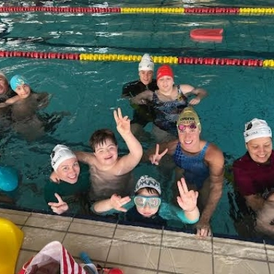 AL VIA DALL’EMILIA ROMAGNA “UNA LEZIONE CON CARLOTTA” PER DONARE CORSI DI NUOTO GRATUITI AI BAMBINI CON DISABILITÀ