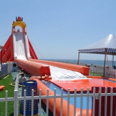 VENERDÌ 14 GIUGNO 2024 SUL LUNGOMARE DI VALLECROSIA (IMPERIA) SI RINNOVA LA VALLECROSIA BEACH CON UNO “SCIVOLONE” DI 50 METRI E GONFIABILI PER BAMBINI