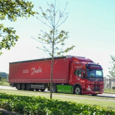 Il tir elettrico di Danfoss viaggia dalla Danimarca fino Le Mans, in Francia