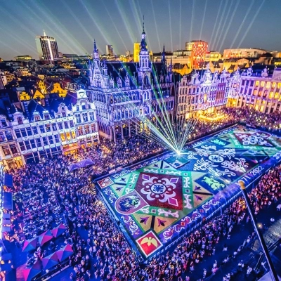 Bruxelles, Tapis de Fleurs 2024: dalie e Art Nouveau al centro della nuova edizione