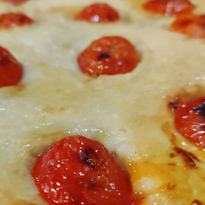 Focaccia toscana con olive e salsiccia o pomodoro - ricetta di nanono.it