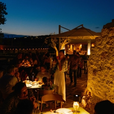 AMALBERGA APRE LA NUOVA SEDE A OSTUNI: UNA CANTINA MODERNA E SOTTERRANEA IN SIMBIOSI CON IL PAESAGGIO RURALE