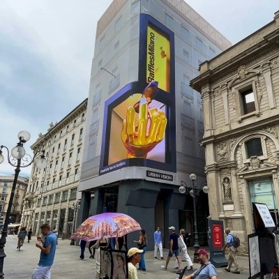 Come a Shibuya: un dirompente billboard 3D in Piazza Duomo lancia la campagna 