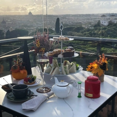 Degustare il tè alle cinque su una terrazza con vista mozzafiato su Roma