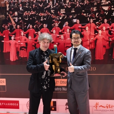 NICOLA CONVERTINO CONSEGNA IL PREMIO DEL “SANREMO MUSIC AWARDS” A SEAN WHITE AL TEATRO ARCINBOLDI DI MILANO PER IL GEMELLAGGIO ITALIA/CINA.