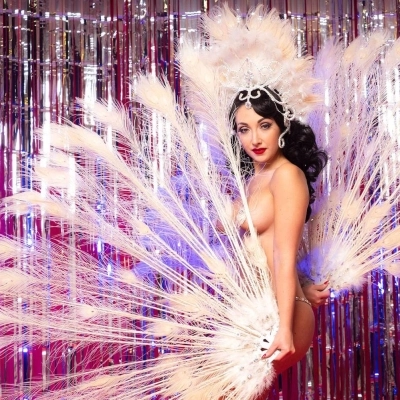 Jolie Papillon: La regina del burlesque torna a Rimini