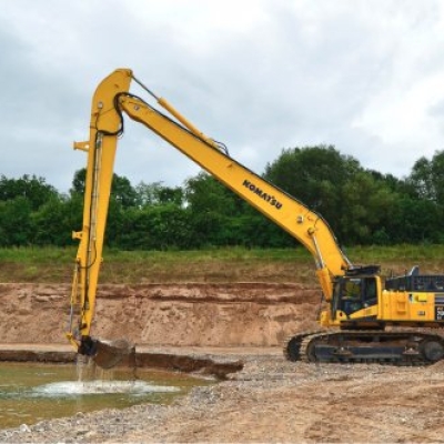 Komatsu PC700 con braccio in versione speciale per l’estrazione di ghiaia grezza