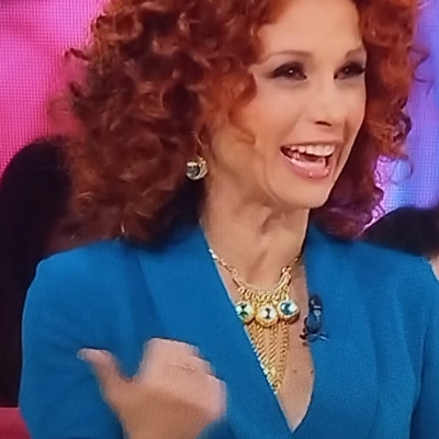 Claudia De Rosa Jewelry: Le creazioni del brand in prima serata al Grande Fratello 2024 indossate da Beatrice Luzzi