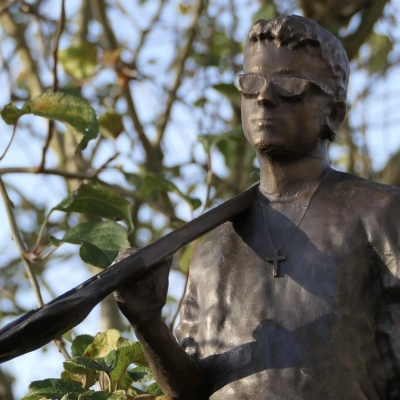 Davide Lo Surdo, a bronze statue honors the music icon