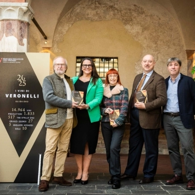 GUIDA ORO I VINI DI VERONELLI 2025:   PRESENTATA L'EDIZIONE SPECIALE A 20 ANNI DALLA SUA SCOMPARSA E SVELATI I 5 MIGLIORI ASSAGGI E I 10 SOLE