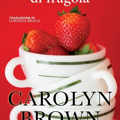 Dall'autrice bestseller Carolyn Brown arriva “Il paese dei cuori di fragola”, una dolce storia d'amore sulla ricerca di un posto da chiamare veramente casa