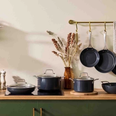  LE CREUSET PRESENTA LA NUOVA LINEA ESSENTIAL ANTIADERENTE CON RIVESTIMENTO IN CERAMICA