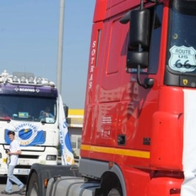 Protesta dei tir lumaca a Napoli, Caturano (Trasportounito): “Imprese costrette alla protesta”