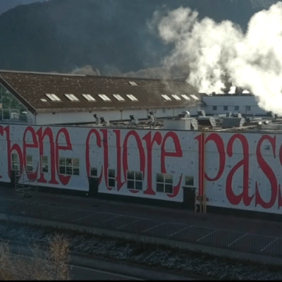 DR. SCHÄR: IL MURALE SULLO STABILIMENTO DI BORGO VALSUGANA PER CELEBRARE IL LEGAME CON I COLLABORATORI E L’AMORE PER L’ARTE 