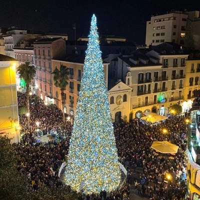 IL 6 DICEMBRE SI ILLUMINA IL MAESTOSO ALBERO DI NATALE A SALERNO