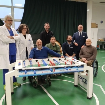 Calcio balilla per la riabilitazione, un dono speciale all’Unità Spinale di Niguarda