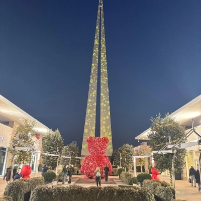 L’albero di Natale più alto d’Italia (e d’Europa) si illumina a Torino Outlet Village