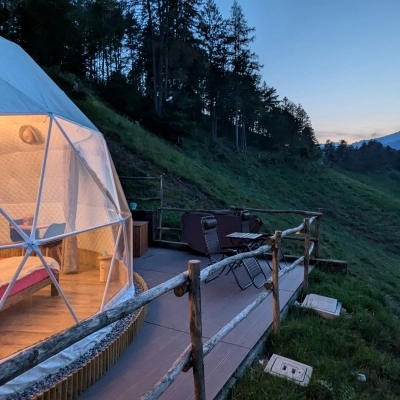 Un soggiorno glamping in tende geodetiche: la magia di una notte romantica nella natura