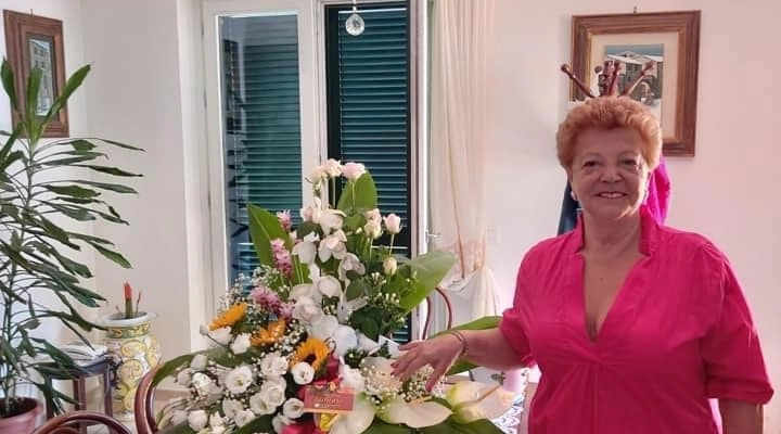 A Cura di Valentina Busiello        AUGURI DI BUON COMPLEANNO ALLA SENATRICE EVA LONGO (La migliore zia del mondo sempre presente per i suoi nipotini))