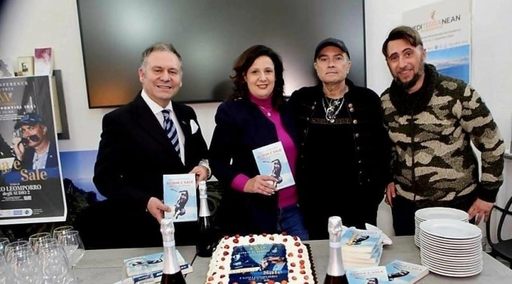 Enzo Leomporro degli AUDIO 2 emoziona i presenti attraverso i racconti e la musica, presenta il suo primo libro, “Acqua e Sale”