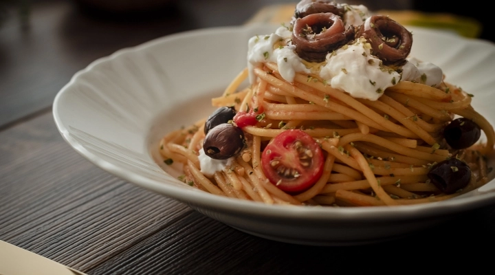 Piccante, segreta, semplicemente raffinata.  La ricetta d’amore secondo Rizzoli Emanuelli.