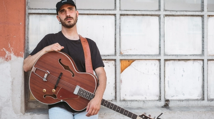 IL CANTAUTORE LORENZO IN TOUR CON LA SUA MUSICA 