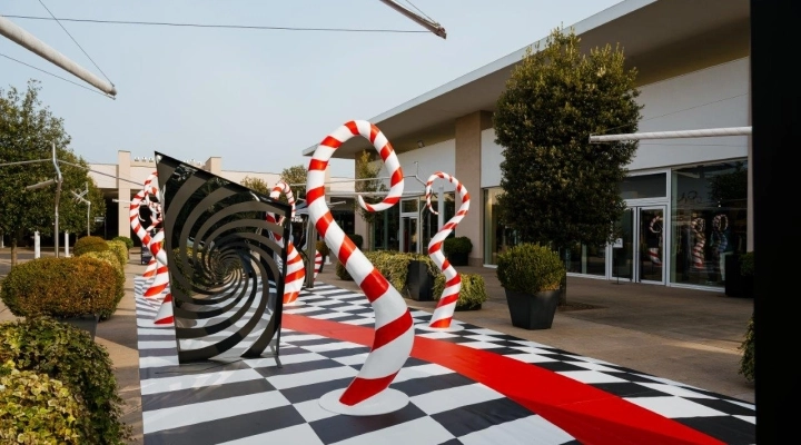 UN INEDITO PERCORSO SCENOGRAFICO CELEBRA TIM BURTON A TORINO OUTLET VILLAGE