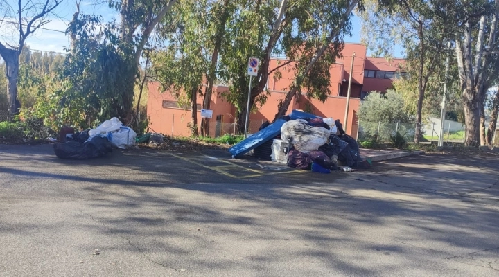 Ad Ardea rifiuti inquinanti in strada, la denuncia dell'Italia dei Diritti