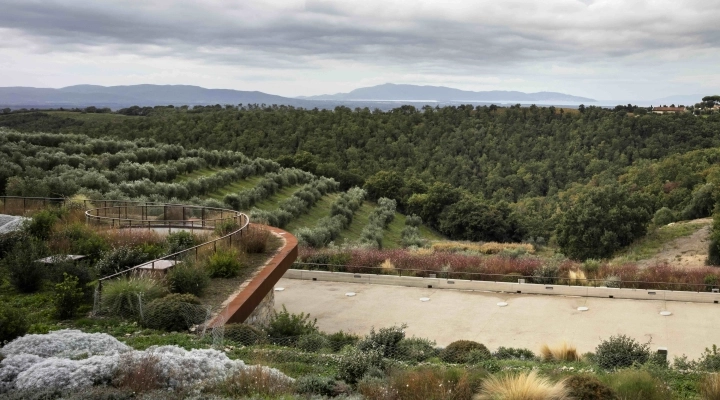 NELLA MAREMMA TOSCANA LA NUOVA CANTINA DELLA TENUTA IL QUINTO SI INTEGRA A MERAVIGLIA CON IL PAESAGGIO 