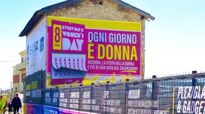 Guerrilla Marketing, «Ogni giorno è donna»: maxi grafica sulla parete di un vecchio casolare a Salerno