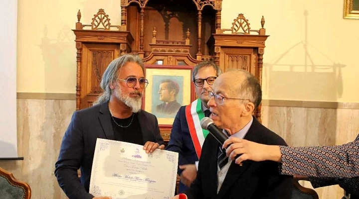 Premio Internazionale VI Edizione 2024 Diritti Umani, Diritti Civili e Impegno Sociale Don Tonino Bello Apostolo di Carità                                 Al Maestro Michele Maria Màngano Ambasciatore del Folk Pugliese n