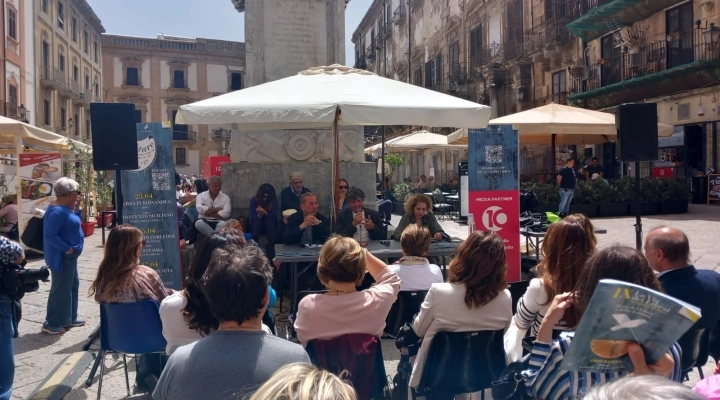 Lo scrittore palermitano Giankarim De Caro al Salone Internazionale del Libro di Torino  con la sua nuova opera “Romanzo tascio - erotico siciliano” 