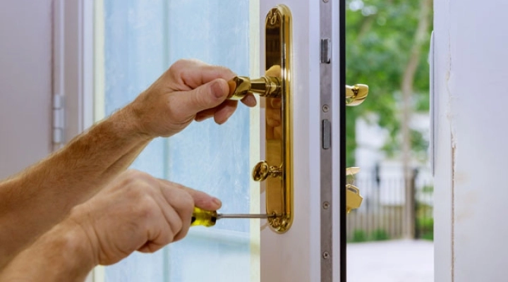 Come aprire una porta blindata con una lastra?