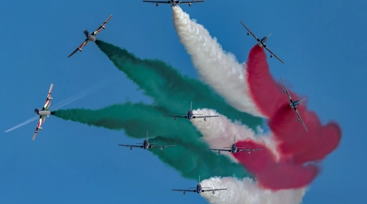 Le acrobazie delle Frecce Tricolori nel cielo di Trani il 12/5