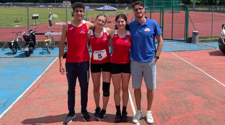 Tre ragazzi dell’Alga Atletica Arezzo in evidenza con la maglia della Toscana