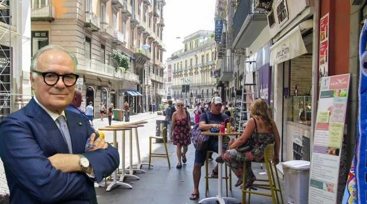 La Napoli da disciplinare: è lotta ai tavolini selvaggi, non ai tavolini. Gianni Lepre: “Una cosa è l’uso, un’altra l’abuso”