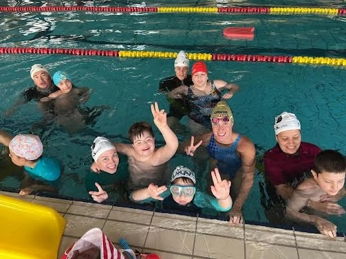 AL VIA DALL’EMILIA ROMAGNA “UNA LEZIONE CON CARLOTTA” PER DONARE CORSI DI NUOTO GRATUITI AI BAMBINI CON DISABILITÀ