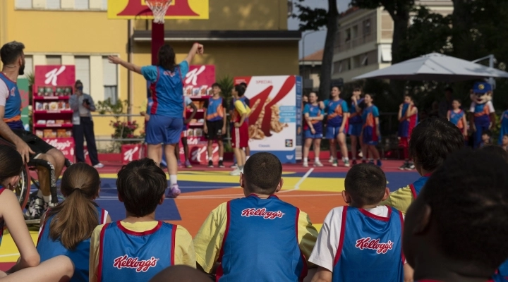 KELLOGG’S BETTER DAYS ARRIVA A TORINO KELLANOVA RIQUALIFICA IL PLAYGROUND DI PARCO RUFFINI E ACCOGLIE LA COMUNITA’ PER UNA GIORNATA ALL’INSEGNA DEL BENESSERE CON IL CESTISTA MARCO BELINELLI